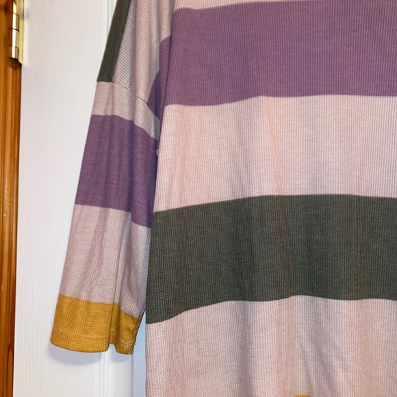 ✨$5!✨ Honeyme Wide Striped Top - Picture 5 of 10